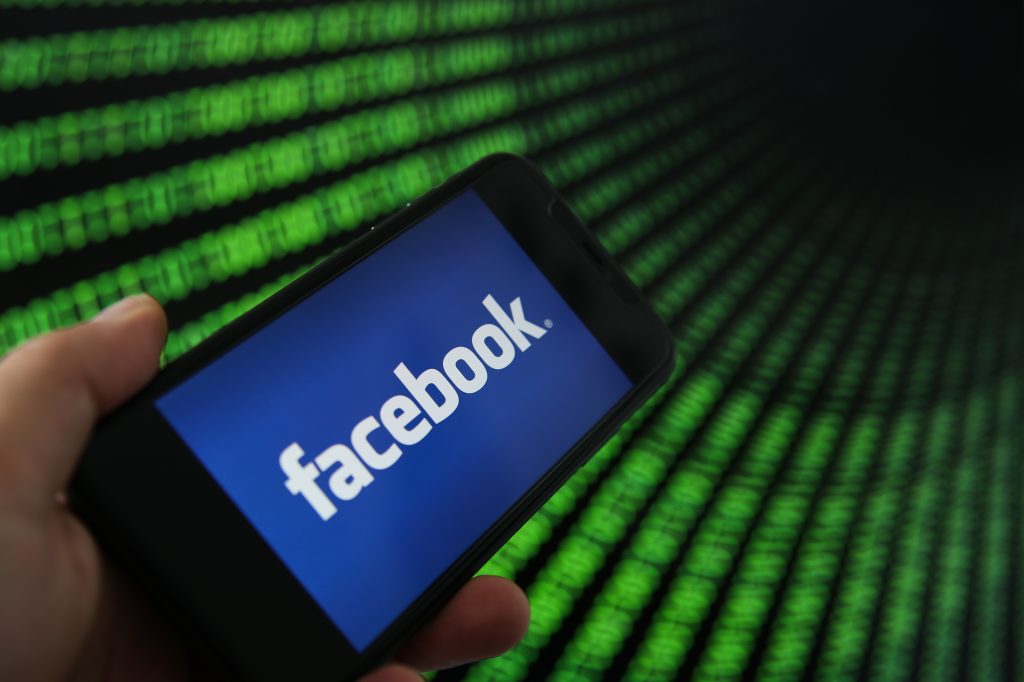 Numerele de telefon ale utilizatorilor Facebook, la vânzare pe internet! Cum e posibil așa ceva