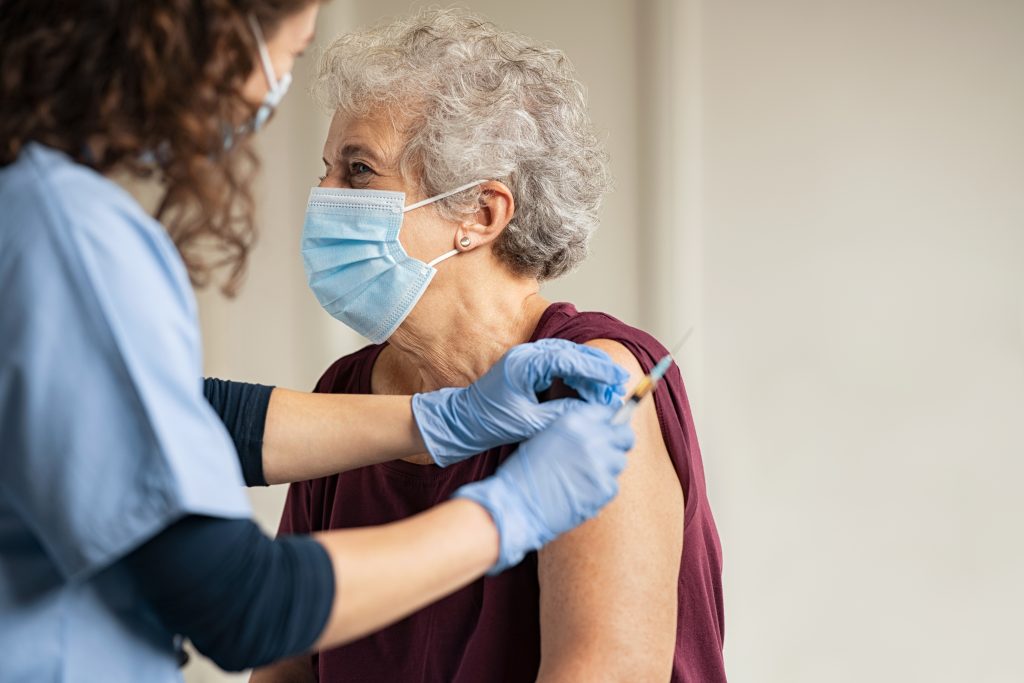 CNCAV: Persoanele care fac dializă și cele nedeplasabile vor putea fi vaccinate în etapa a II-a, fără programare