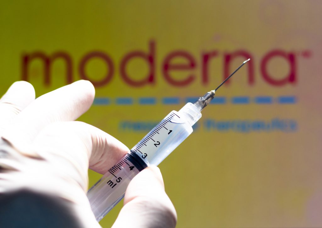 OMS avertizează: Femeile însărcinate să nu se vaccineze cu serul dezvoltat de Moderna