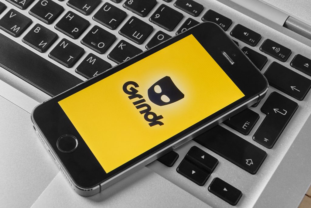 Platforma Grindr riscă o amendă de aproape 12 milioane de dolari. Care sunt acuzațiile