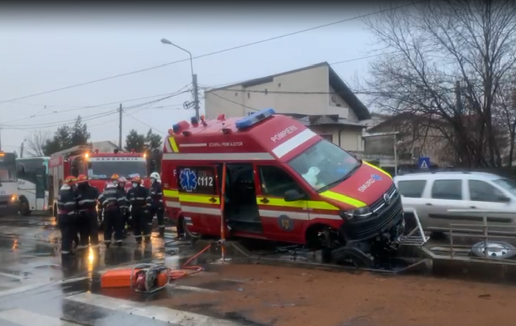 Accident grav cu o ambulanță SMURD în Capitală! Tramvaiele sunt acum blocate! Imagini de la fața locului