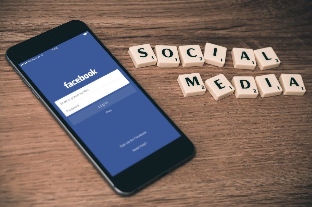Premierul Poloniei anunţă o lege prin care va interzice reţelelor sociale să blocheze conturi sau să șteargă postări