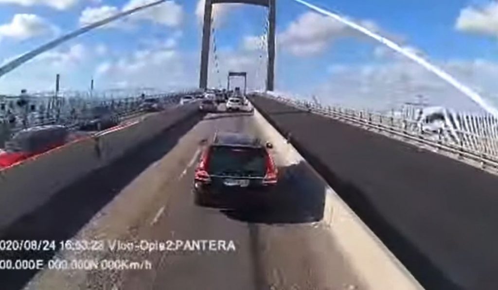 Ce a pățit un conducător auto care a șicanat un șofer român de TIR în trafic, pe un pod din Suedia (VIDEO)