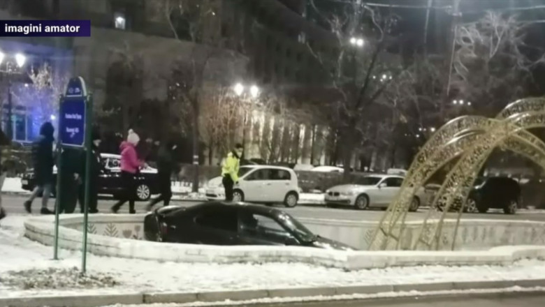Doi șoferi au ajuns cu mașinile în fântânile arteziene din Piața Unirii!