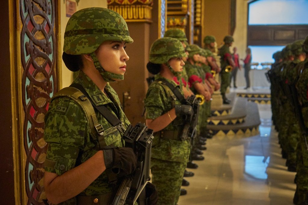 US Army, în pas cu vremurile. Soldații, liber la cercei, codițe împletite și păr prins în coadă!