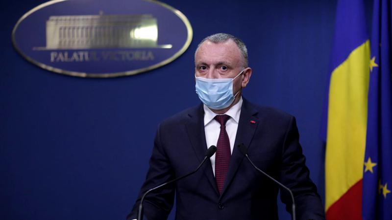 Primele măsuri luate în cazul profesorului care i-a cerut unei eleve poze nud. Cîmpeanu: „Directoarea adjunctă a liceului a fost demisă”