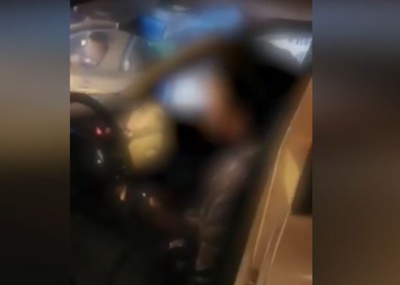 GÂNDUL LIVE. Imagini incredibile. Tânăr drogat cu cannabis, găsit la volanul unui autoturism, oprit pe mijlocul drumului, la intrare în Mamaia