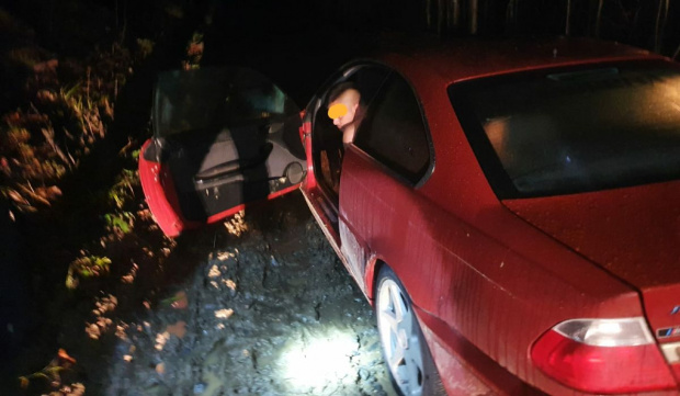 Scenă neașteptată de Revelion: Un tânăr a fost găsit dezbrăcat într-un BMW împotmolit! Ce s-a întâmplat de fapt întrece orice imaginație: „Veniți să-mi aduceți haine, țigări și mâncare!” – VIDEO