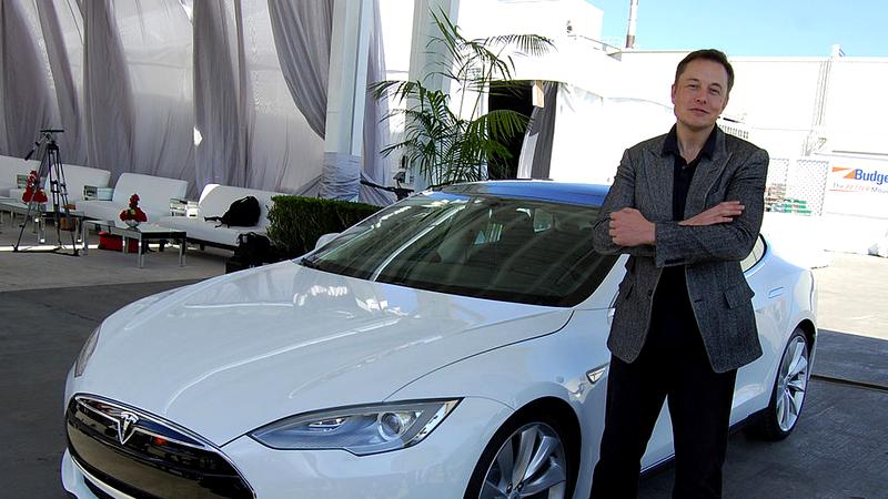 Valoarea de piață a companiei Tesla depășește pentru prima dată 800 de miliarde de dolari