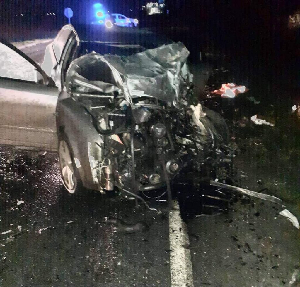 Accident cumplit produs de un șofer beat. A intrat cu mașina în lama unui utilaj de deszăpezire (GALERIE FOTO)