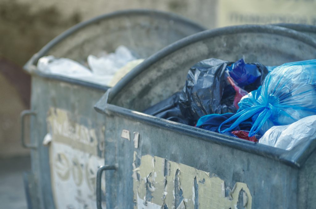 Bebeluş abandonat lângă un tomberon, în Baia Mare. O femeie l-a găsit și l-a luat acasă