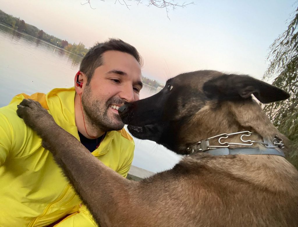 Continuă scandalul „Lagărului de concentrare” al câinilor din București! Tudor Tim Ionescu acuză că a fost lovit cu mașina în timp ce filma la locul groazei, unde au fost arse mai multe animale! VIDEO