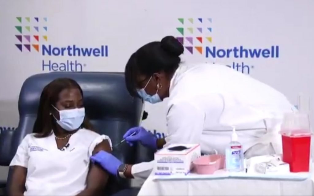 Prima persoană vaccinată în America a primit și a doua doză. Ce spune asistenta medicală despre efectele secundare