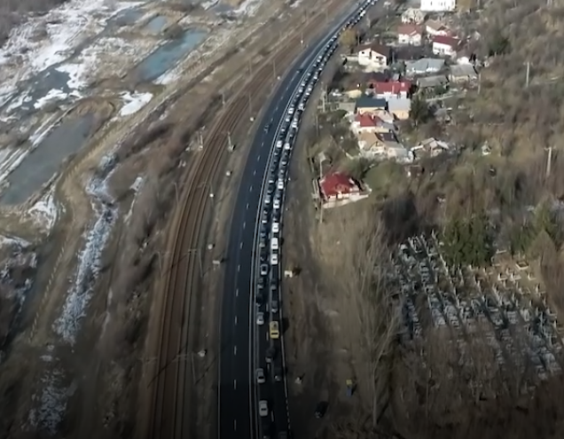Haosul de pe DN1 s-a mutat pe sensul de întoarcere de la munte. Imagini unice, filmate în weekend cu drona pe cel mai aglomerat drum din țară!
