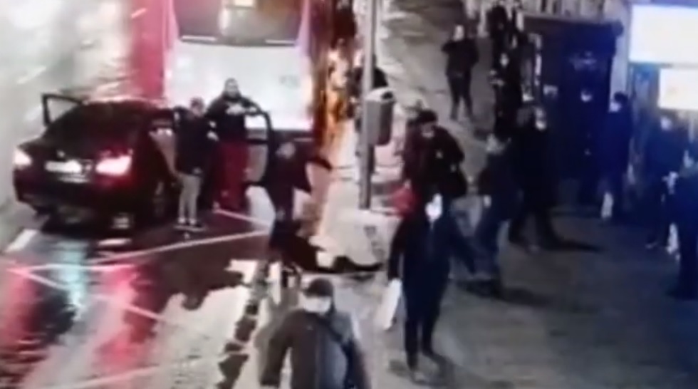 Caz incredibil în Cluj: O adolescentă de 15 ani este răpită chiar din centrul orașului și niciun martor nu reacționează! – VIDEO