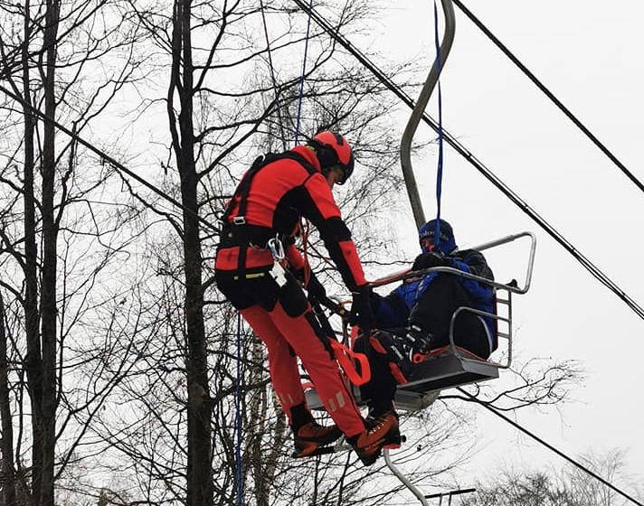 Mai mulți turiști au rămas blocați în telescaun, în Maramureș, printre care și un copil de doi ani! Salvamontiștii intervin pentru evacuarea persoanelor! UPDATE: Cele 18 persoane au fost evacuate în siguranță!