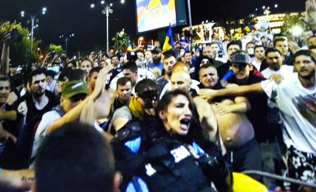 Doi dintre agresorii femeii jandarm de la protestul din 10 august 2018, condamnați la închisoare cu executare. Decizia este definitivă