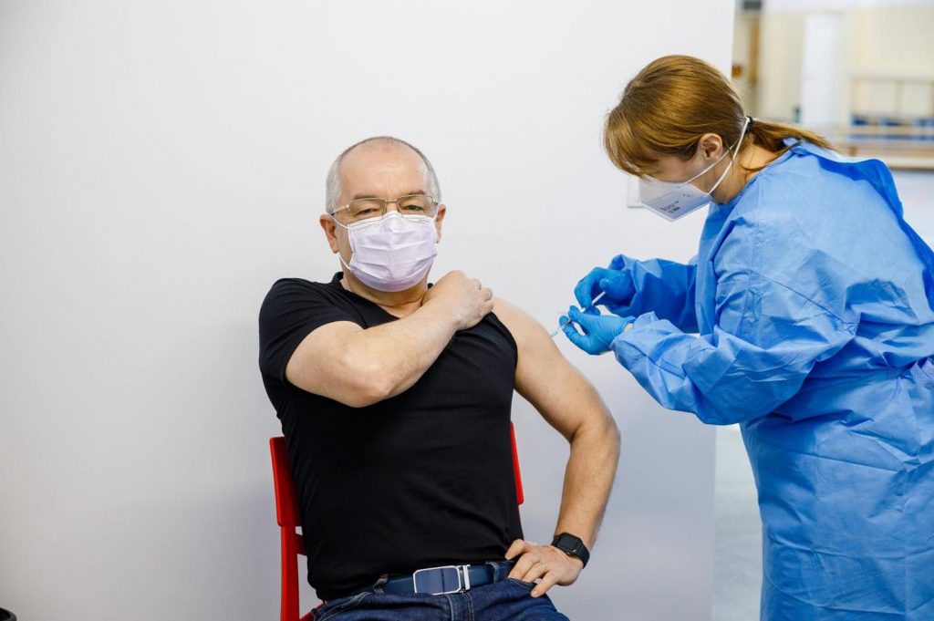 Vaccinarea cu serul AstraZeneca a început! Printre primii vaccinați se numără Emil Boc: „Nimeni nu este în siguranță până când toți vom fi în siguranță!”