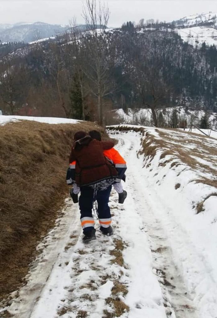 Angajată a serviciului de Ambulanță, despre un coleg care a transportat o bolnavă în spate: „A făcut ceea ce puțină lume ar fi făcut… un gest eroic”