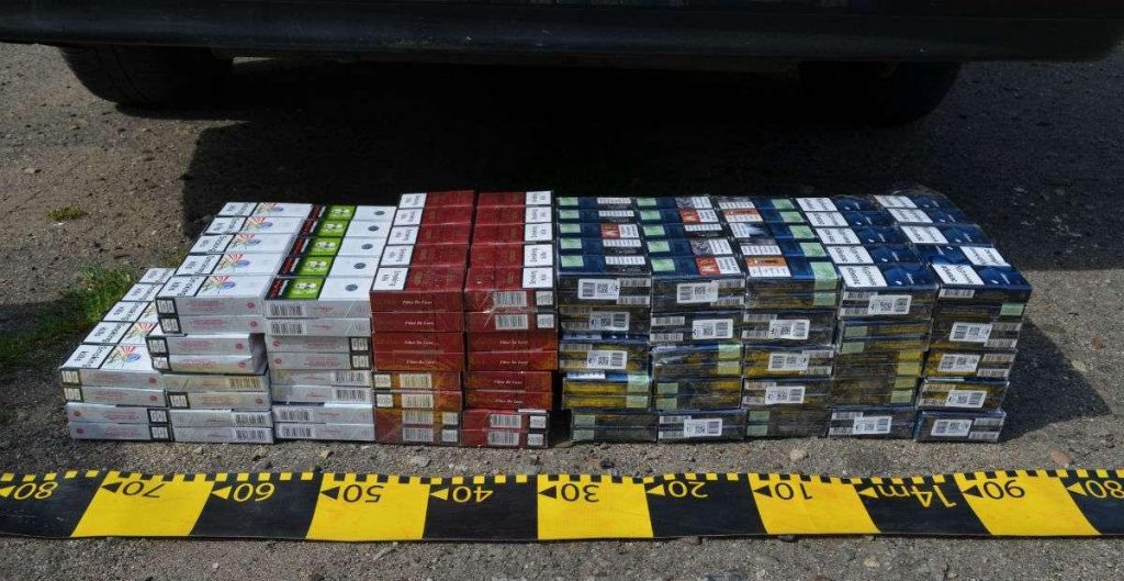 Țigări de proveniență duty-free, capturate la Sighetu Marmației. Polițiștii au tras focuri de arma, iar traficanții au abandonat marfa fugind în Ucraina!