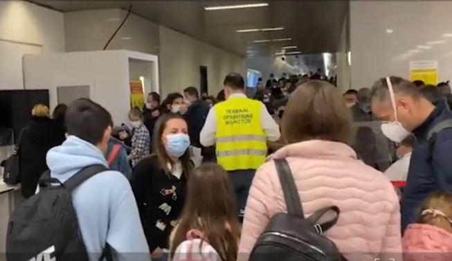 Weekend teribil pentru angajații DSP. Coadă uriașă și aglomerație pe Aeroportul Henri Coandă, pentru triajul epidemiologic / FOTO