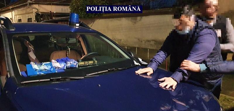 Fals polițist, prins în timp ce oprea mașini la Vama Nădlac. Ce le cerea șoferilor / FOTO