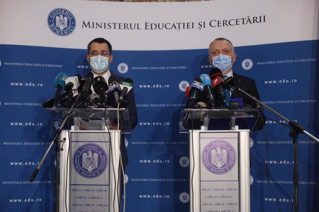 În ce condiții revin elevii luni la școală: „Purtarea măștii este esențială. Vulnerabilitatea majoră este transportul școlar” LIVE TEXT-VIDEO