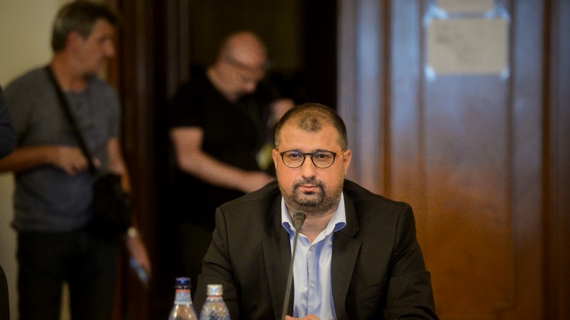 Fugit din țară, fostul ofițer SRI Daniel Dragomir s-a predat la o secție de poliție din Bari