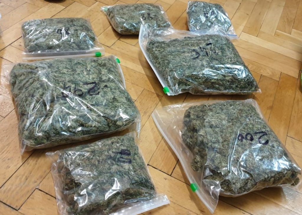 Ziua și flagrantul. Bărbat din Iași, prins de DIICOT în timp ce încerca să comercializeze un kilogram de cannabis