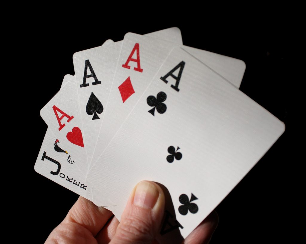 Partidă de poker, „spartă” de polițiști. „Mascații” au descins sâmbătă noapte la o adresă din Sectorul 6 al Capitalei!