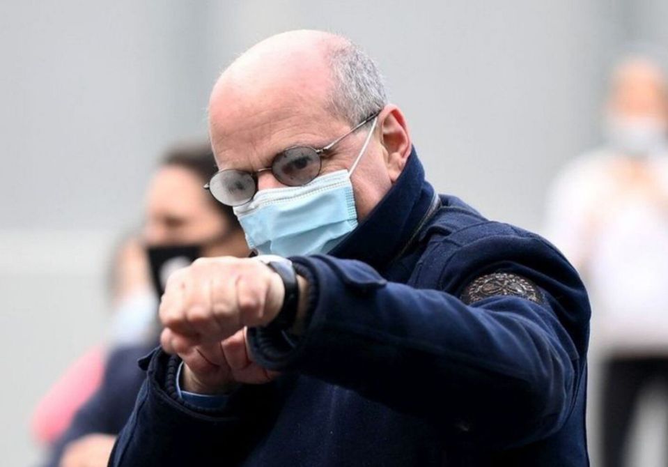 Ministrul Educației din Franța a promovat practicarea exercițiilor fizice într-o școală pariziană. Mișcările sale au devenit virale pe rețelele de socializare
