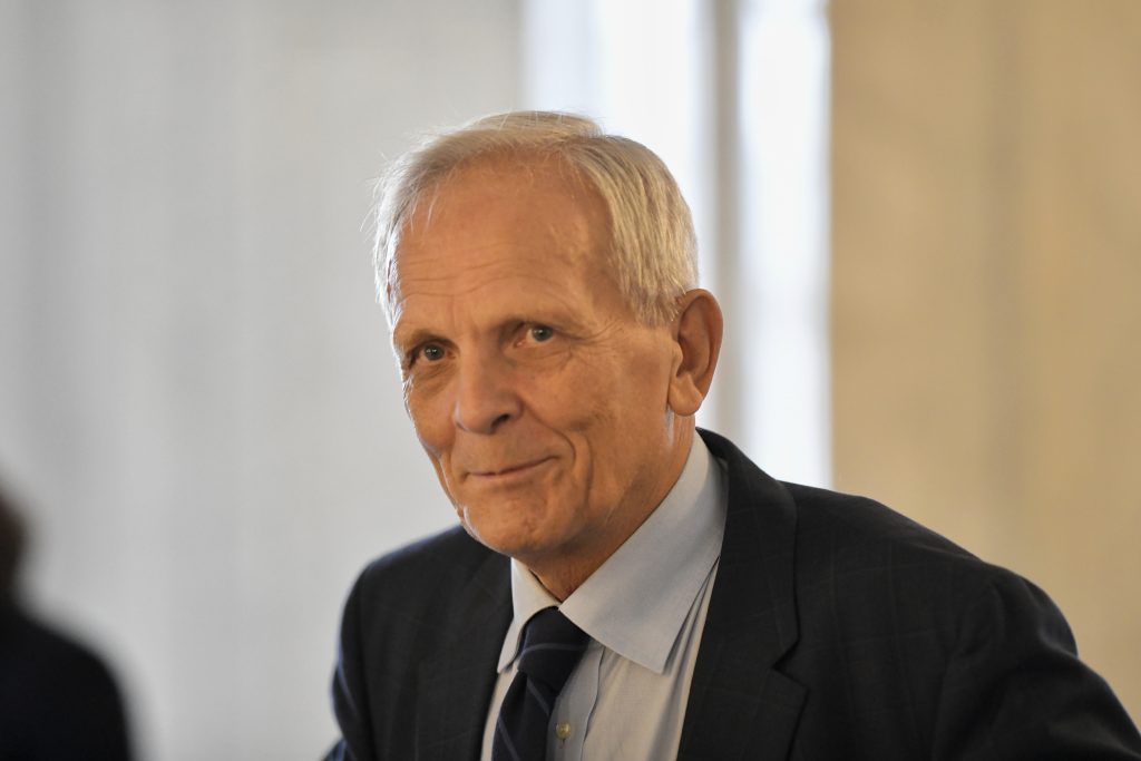 Theodor Stolojan, una caldă și una rece pentru „senatorul” Iohannis: „PNL îl susține, dar nu ar trebui să se mai amestece în lupte politice”
