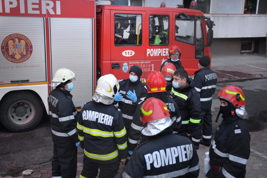Un tânăr din Suceava a dat foc la două case după ce recitase pasaje din Biblie