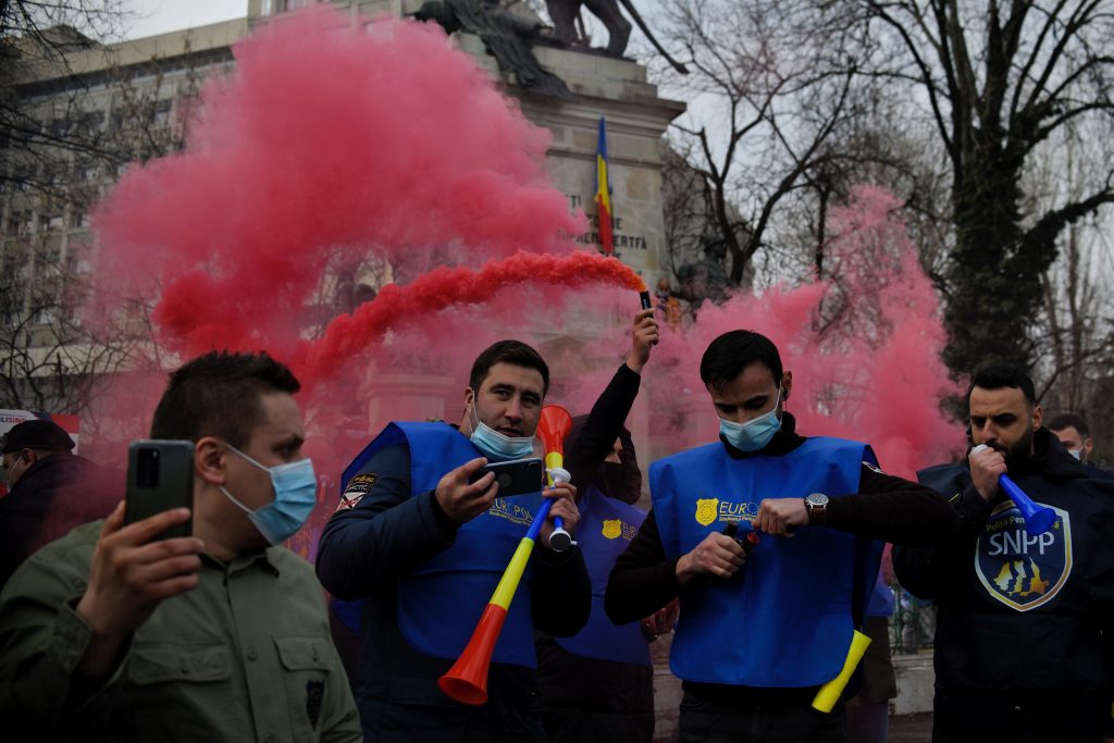 Val de proteste în țară. Polițiștii care manifestă la Cotroceni au folosit fumigene și s-au îmbrâncit cu jandarmii: „Ați primit ordin să ne bruscați, să ne gazați!” – FOTO/VIDEO