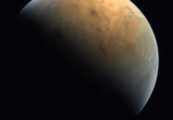 Sonda Al-Amal a transmis prima imagine de pe Marte