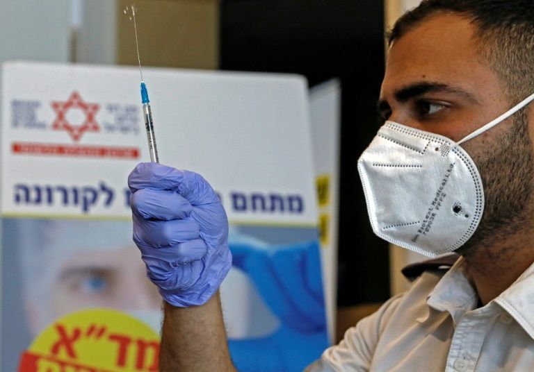 Parlamentul israelian a adoptat o lege care permite guvernului să împărtășească identitatea persoanelor care nu sunt vaccinate. „În lume, oamenii așteaptă vaccinuri, aici vaccinurile așteaptă oameni”