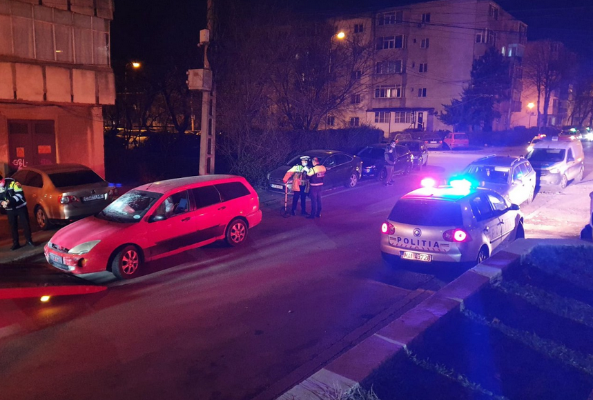 Un bărbat din Constanța, care nu avea permis auto și conducea o mașină cu numere false, a lovit 10 autoturisme parcate