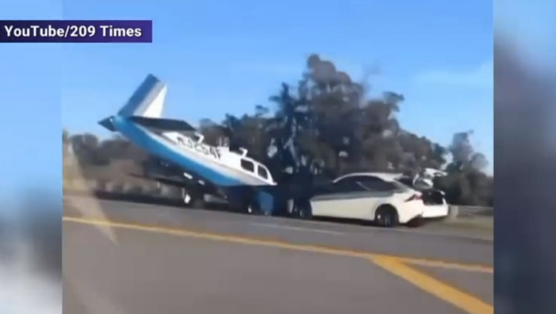 Un avion de mici dimensiuni a lovit un autoturism, pe o autostradă din SUA! Pilotul încercase o aterizare de urgență (VIDEO)