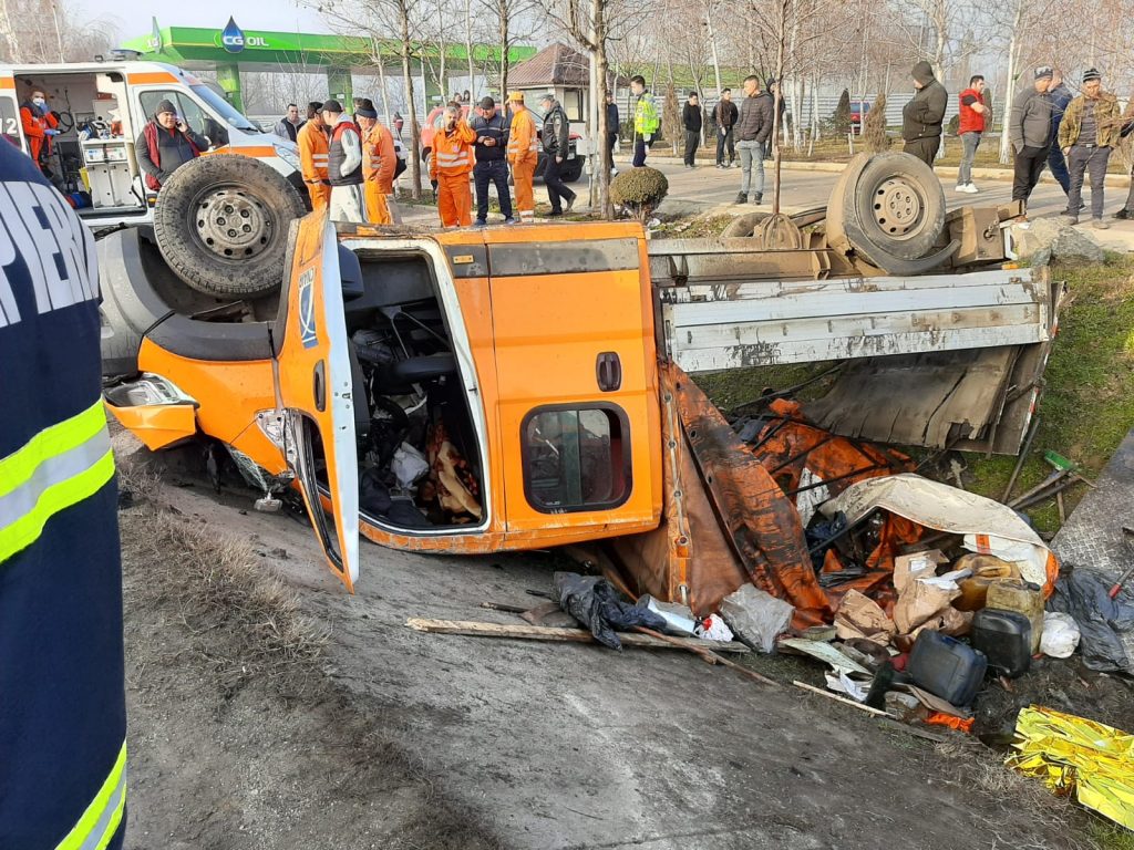 A fost prins șoferul de 21 de ani care e bănuit că a provocat accidentul din Giurgiu și apoi a fugit. Manevra sa ucigașă, soldată cu 2 morți și 6 răniți, surprinsă de o cameră de supraveghere (VIDEO)