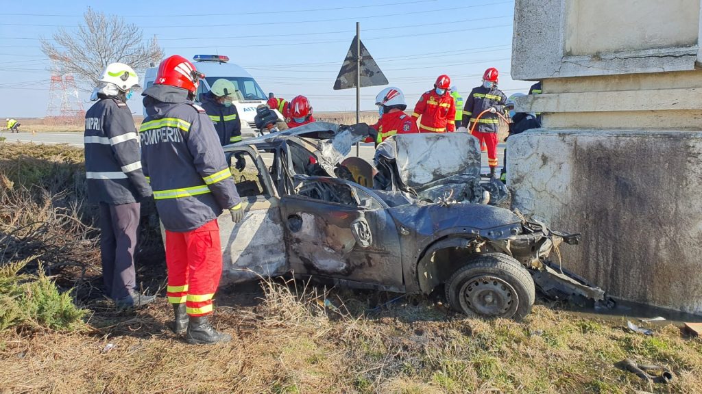 Un șofer a murit, după ce mașina pe care o conducea a lovit Arcul de Triumf de la intrarea în Slatina și a luat foc (VIDEO)
