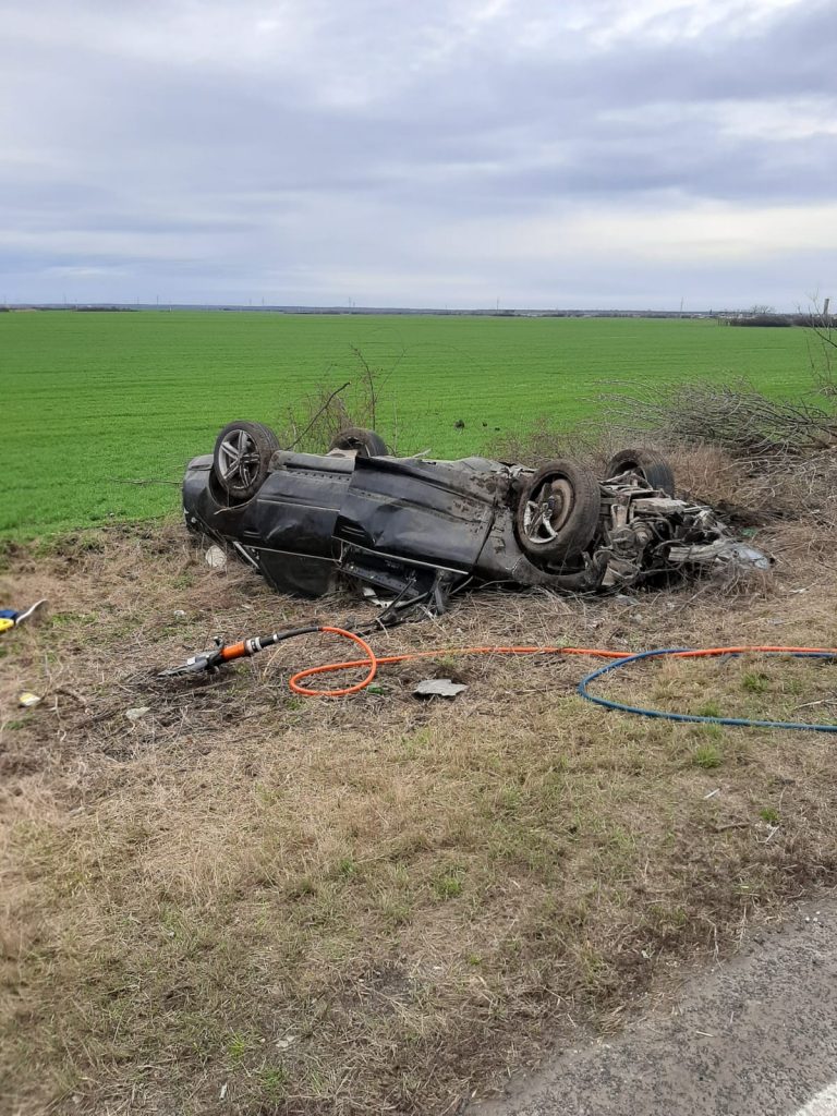 Un șofer de 60 de ani a murit pe un drum din Arad, după ce mașina pe care o conducea s-a răsturnat în afara părții carosabile