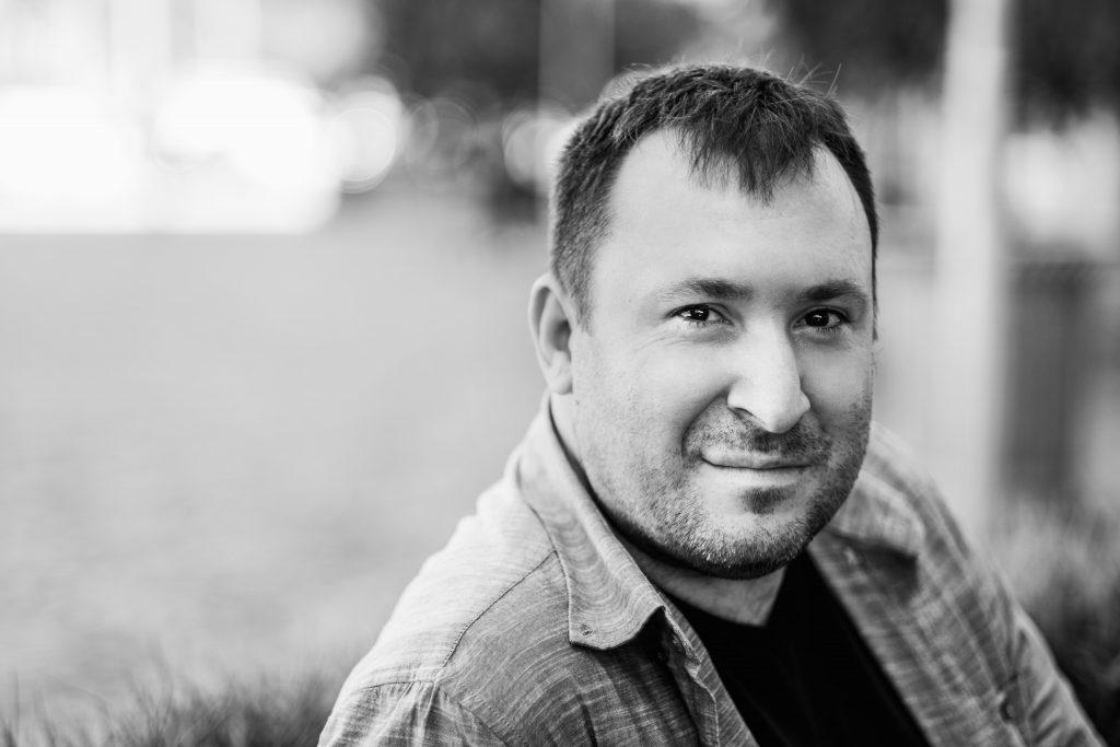 Scriitorul Allex Trușcă: „Mi-aș dori ca o parte a cititorilor să renunțe la preconcepțiile că românii noștri scriu prost, că numai ce-i străin e de calitate”