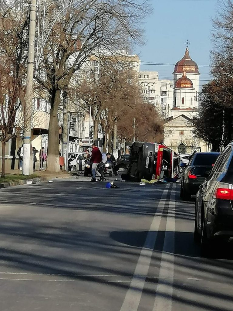 O ambulanță SMURD s-a răsturnat în Brăila, din cauza unei șoferițe care nu i-a acordat prioritate. Paramedicii au fost răniți (FOTO-VIDEO)