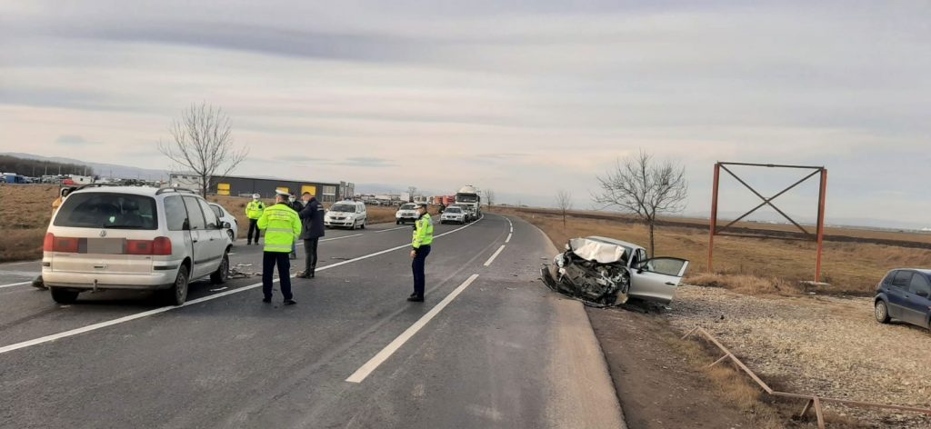 O mamă și cei doi copii minori ai săi au fost răniți într-un carambol produs lângă Buzău