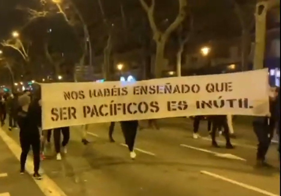 A 7-a noapte consecutivă de revolte în Barcelona! Ciocniri cu forțele de ordine, mașini incendiate, clădiri vandalizate! (VIDEO)