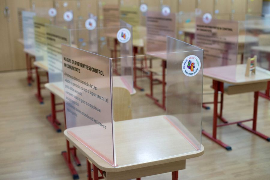 Elevii s-ar putea întoarce din 8 februarie în bănci, dar vaccinarea profesorilor anti-COVID rămâne în aer: „Este o bătaie de joc!” (EXCLUSIV)