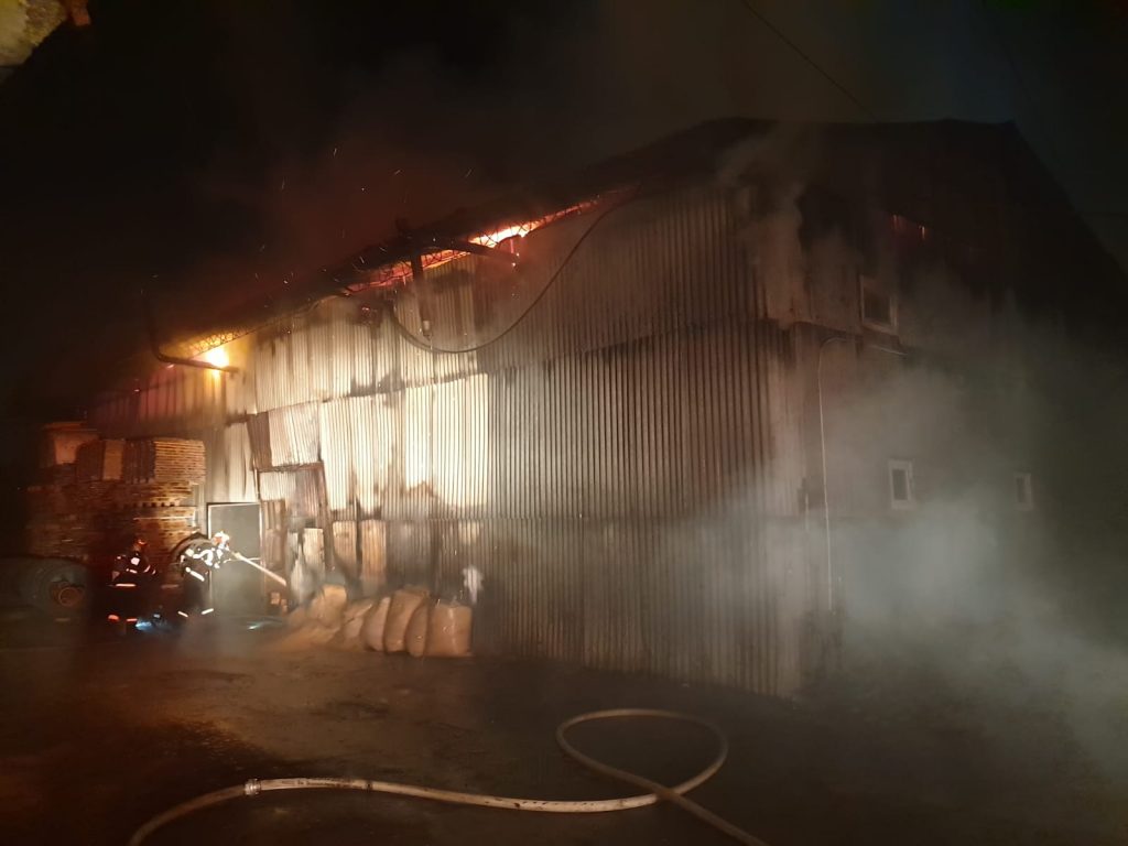 Incendiu puternic la un atelier de mobilă din Timișoara. Zeci de pompieri intervin pentru stingerea flăcărilor, care au cuprins o suprafață de aproximativ 600-700 mp