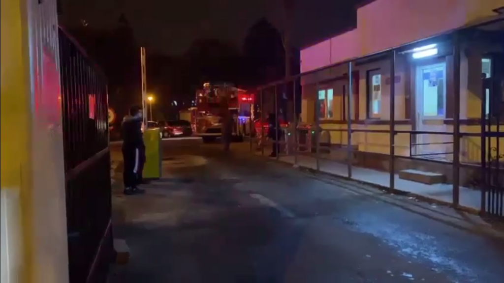 Risc de incendiu la Institutul Marius Nasta din Capitală! Mai multe echipaje au fost mobilizate după ce un ventilator extern al unității mobile ATI a început să scoată fum