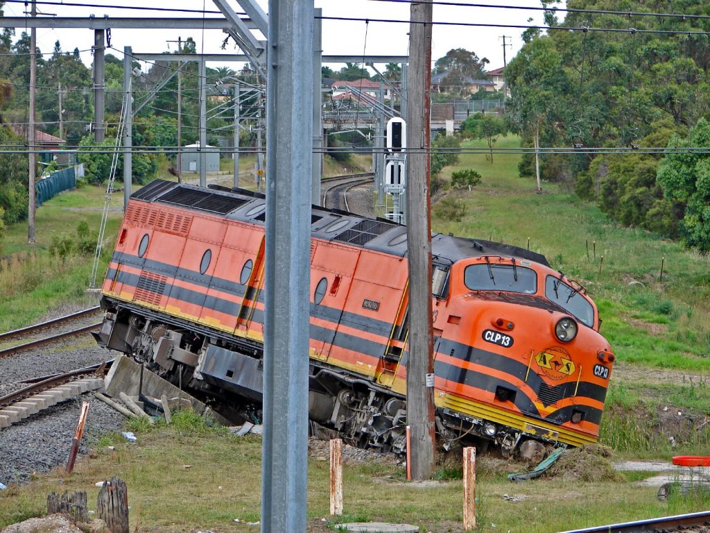 Accident feroviar în Valea Jiului. Un tren a deraiat și a ajuns pe șoseaua orașului Petrila! (VIDEO)