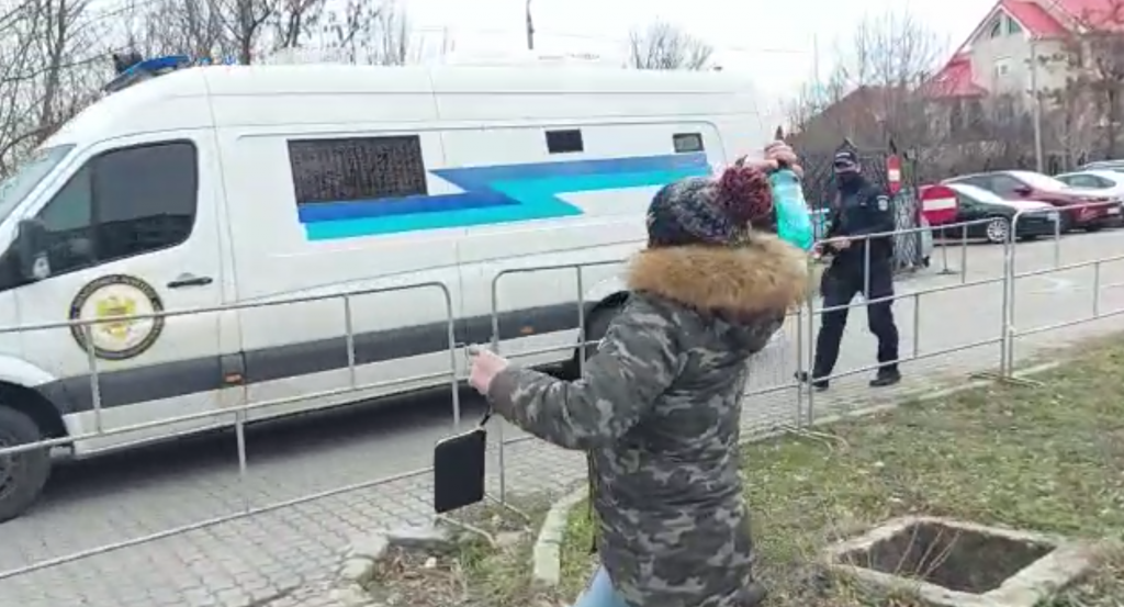 Mătușa Luizei Melencu a aruncat cu o sticlă de apă în duba cu care era transportat Gheorghe Dincă: „Al dracu’ să fii”